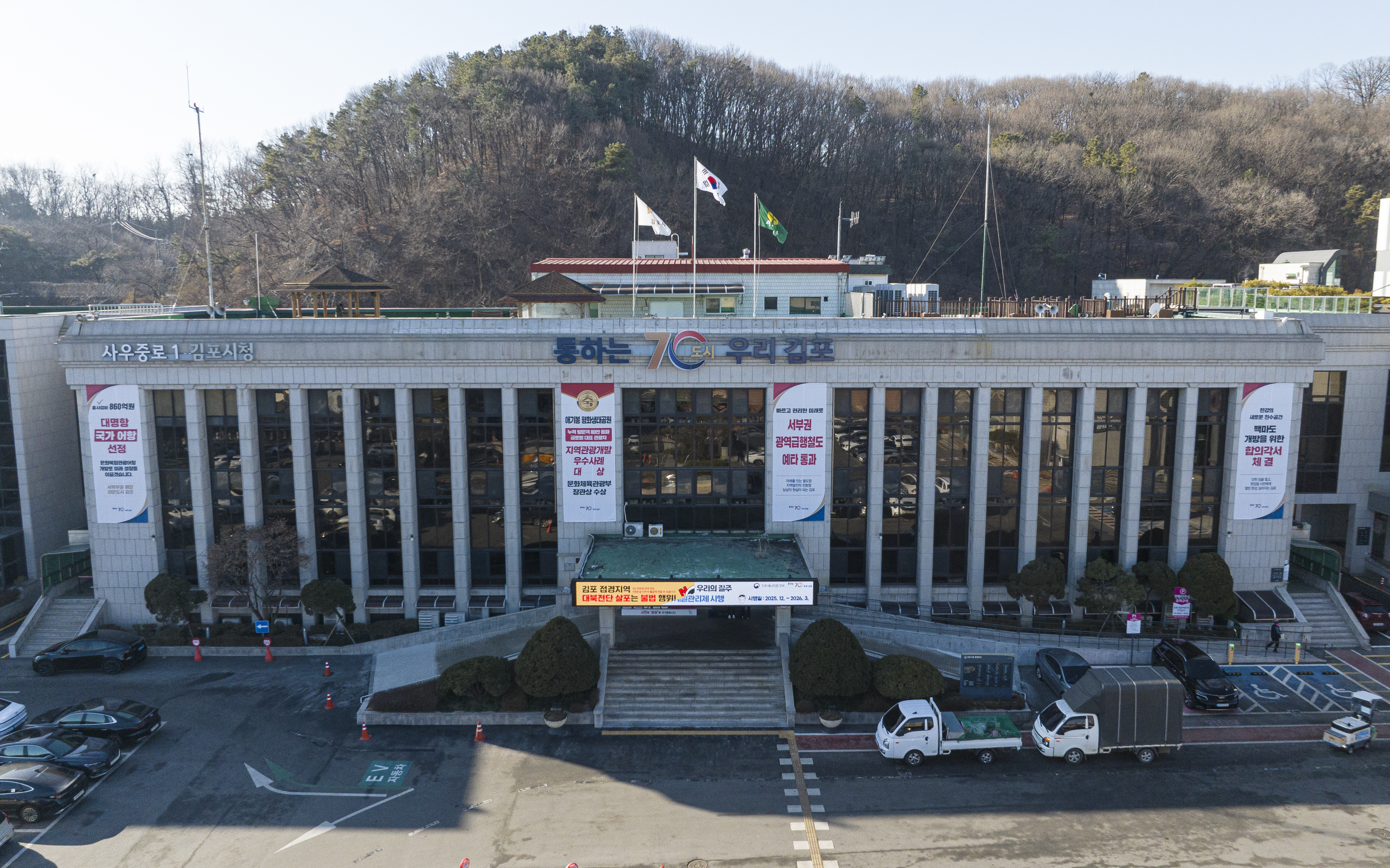 김포시, 관내 18개 육교 불법광고물 일제정비 실시 이미지